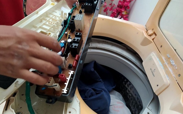Lỗi ED máy giặt Toshiba do bo mạch bị ẩm